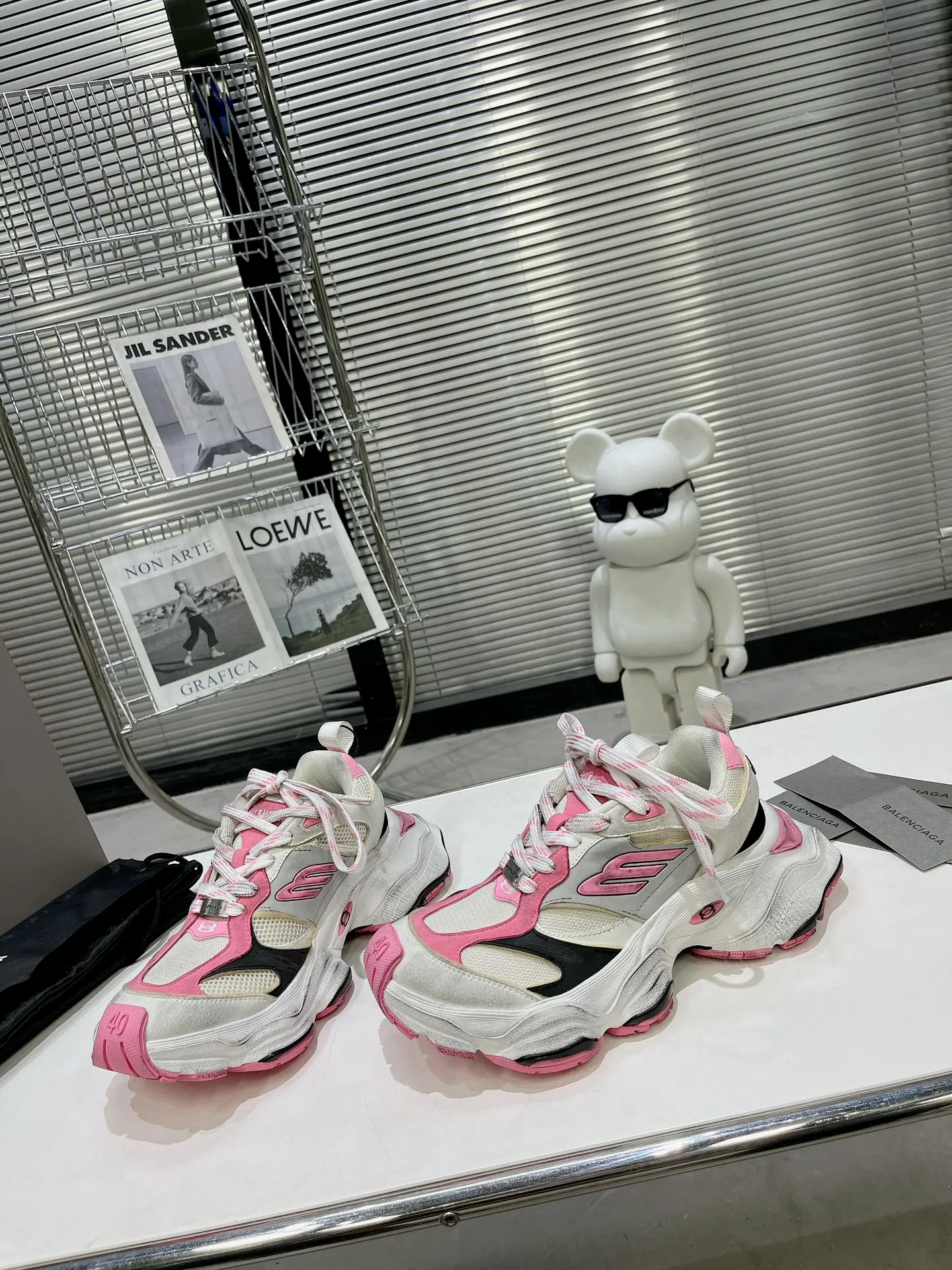 👟👟Ex-factory price 900👟👟 Balenciaga SUMMER 24 Cargo Sneaker Global Limited Edition (JDL) top version super hot! The ultimate secret of 6XL. With the release of Balenciaga's summer 24 series, the 6XL sneakers worn by Liu Haoran on the show once again became a fashion talking point. As soon as the show ended, many bloggers posted reviews of these shoes and comparisons with the 3XL. Looking closely at the whole shoe, there is a larger variant of the "B" logo and a smaller bright yellow as embellishment. The upper material is still normal leather + mesh. All pairs of original materials. Number of yards: 35-45 yards.